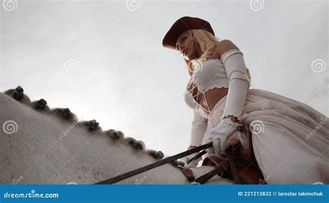 Asombrosa Foto De Una Hermosa Mujer Rubia Con Sombrero Tradicional De