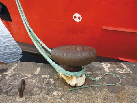 Bollard De Amarre Oxidado Con Cuerdas De Barco Bollard Con Cuerdas De