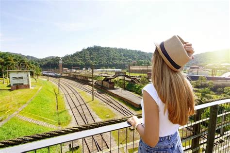 Chica Viajera Mirando La Antigua Estaci N De Tren Con La Torre Del