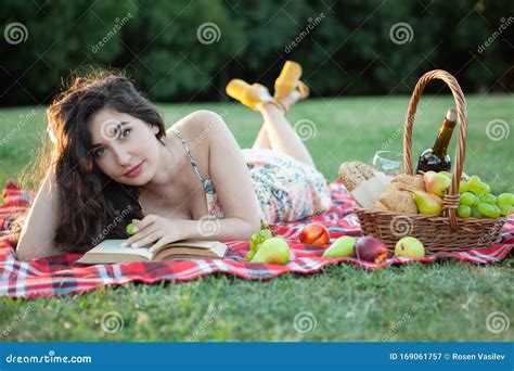 Mujer Sexy Morena En Frazada De Picnic En El Parque Imagen De Archivo Imagen De Fresco Cesta