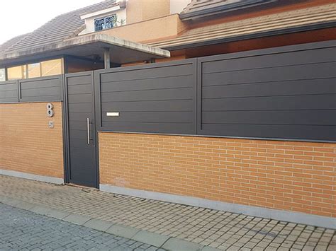 Cerramiento De Valla Y Puerta De Paso Peatonal En L Neas Modernas En