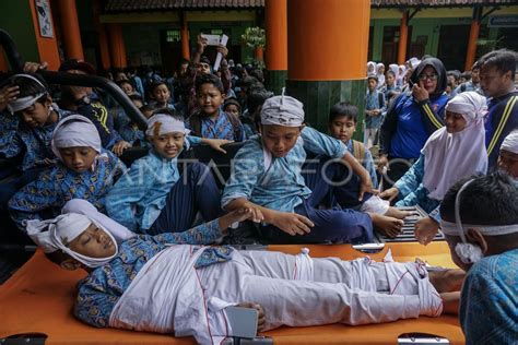 Simulasi Bencana Gempa Bumi Di Sekolah Antara Foto