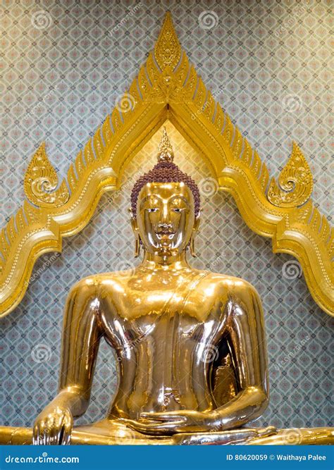 Estatua De Oro De Buddha En Un Templo Imagen De Archivo Editorial