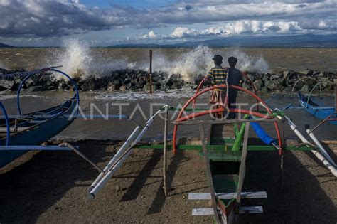 NELAYAN TIDAK MELAUT AKIBAT GELOMBANG TINGGI ANTARA Foto