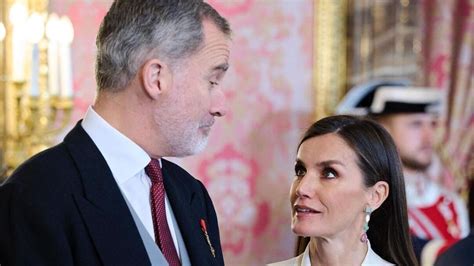 Королева Летиція на прийомі у палаці з чоловіком - фото образу - Showbiz