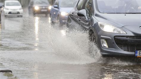 Ploi și vânt puternic și în următoarele zile Meteorologii au prelungit