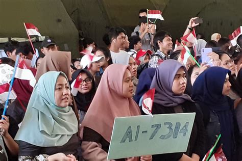 Menari Hingga Cinta Lokasi Di Hanggar Observasi WNI Dari Wuhan ANTARA