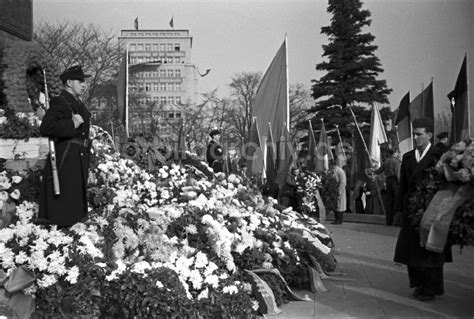 Ddr Bildarchiv Dresden Kranzniederlegung Am Denkmal Der Roten Armee