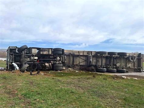 Erzincan Da Tir Devrildi Ki I Yaraland Haberler