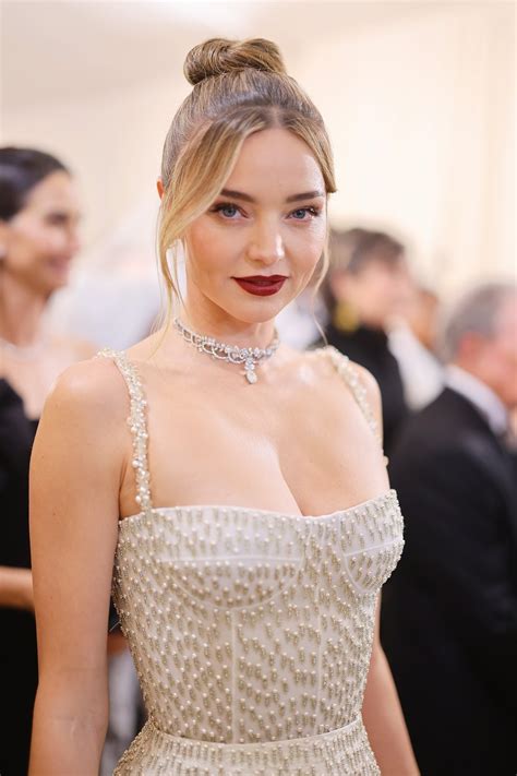 Coque é O Penteado Da Vez No Met Gala 2023 Beleza Vogue