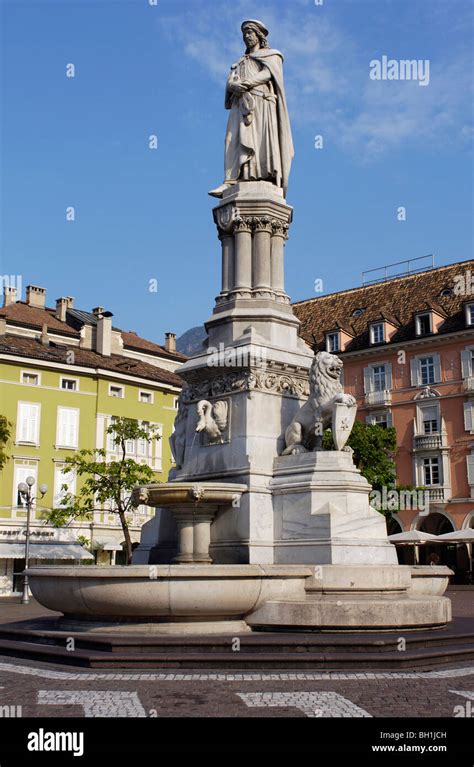 Monumento A Walther Fontana Con Lion Sculture Piazza Walther Il