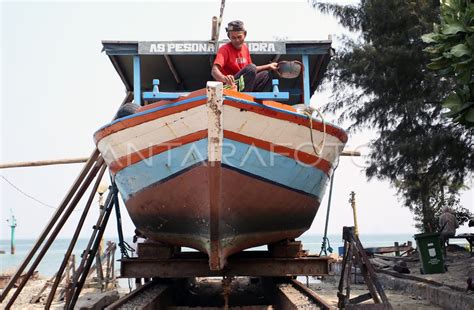 Jasa perbaikan kapal nelayan | ANTARA Foto