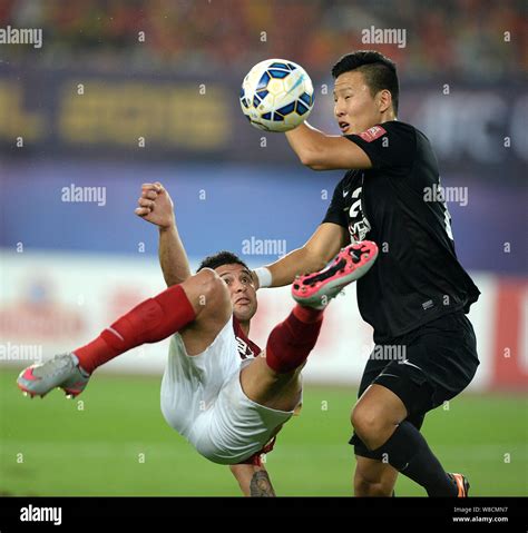 Elkeson De Oliveira Cardoso Of China S Guangzhou Evergrande Left