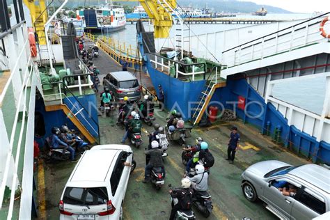 Penyeberangan Pelabuhan Ketapang Jelang Nyepi ANTARA Foto