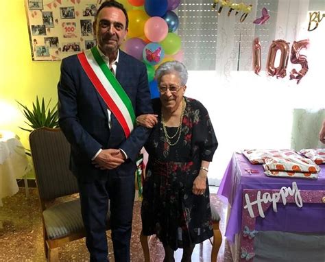 La Nonnina Di Caltagirone Ha Spento Candeline La Festa Con I