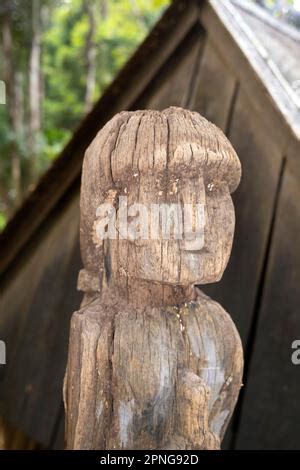 Vietnam sculpture en bois tombeau de Jarai Musée d ethnologie du