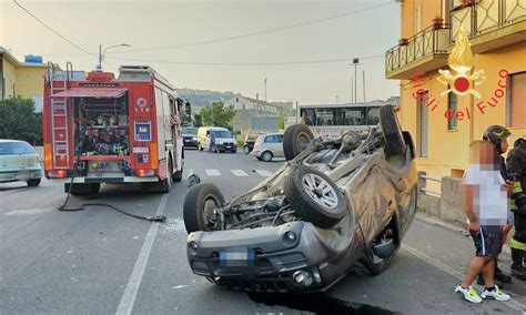 Incidente A Catanzaro Scontro Tra Due Auto Su Viale Cassiodoro Feriti