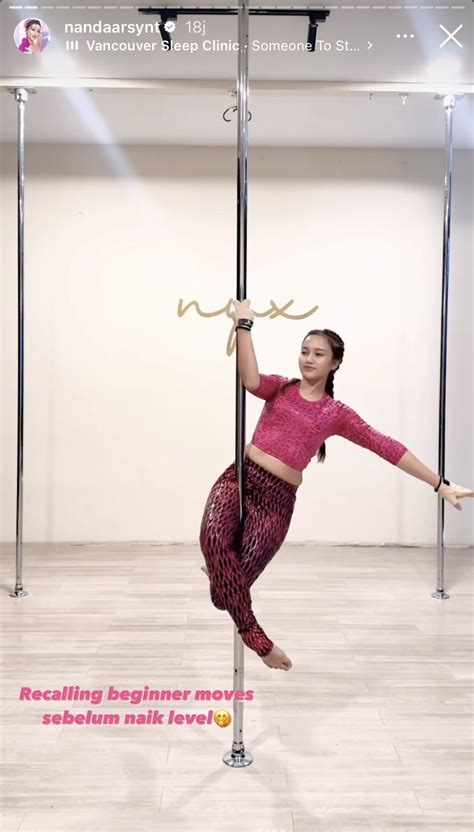 Potret Nanda Arsyinta Latihan Pole Dance Makin Lentur