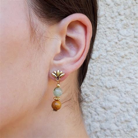 Boucles D Oreilles En Pr Hnite Et Bois Fossile Avec Un Lotus En M Tal