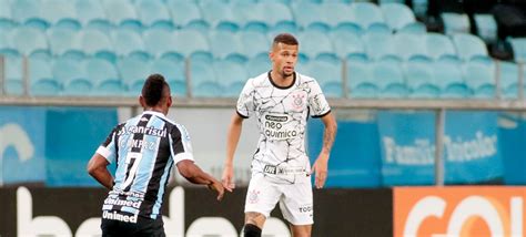 Sylvinho elogia João Victor e exalta sistema defensivo do Corinthians