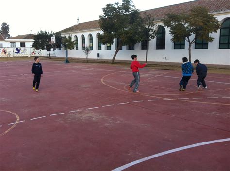 Iniciación al baloncesto en 5º A Ed Física en el Marismas de Hinojos