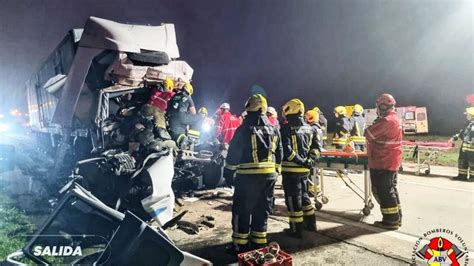 Choque frontal de camiones en la autopista Córdoba Rosario El