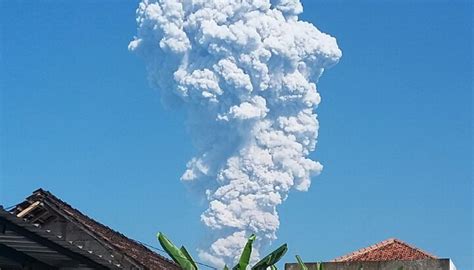 kembali meletus gunung merapi lontarkan abu vulkanik kabarnusacom