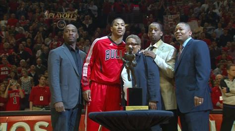 Photos Derrick Rose Accepts Nba Mvp Trophy From David Stern Before Hawks Bulls