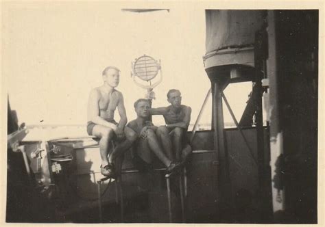 FOTO KRIEGSMARINE SOLDATEN Halbnackt An Bord Mit Signallampe 2WK Nude FKK EUR 6 00 PicClick IT