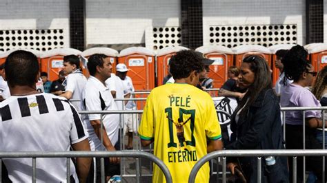 Despiden con honores al Rey Pelé en el estadio Vila Belmiro de Santos