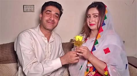 22 Year Old Girl Fell In Love With 50 Year Old Electrician Both Got Married 22 साल की लड़की