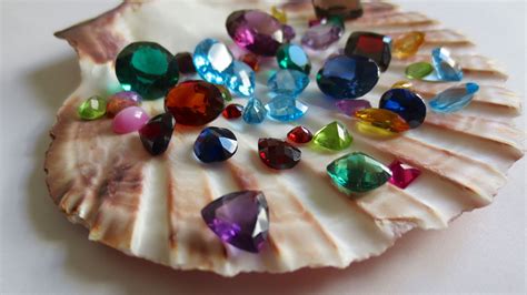 Nomes de pedras preciosas por cores: marrom, azul, roxo rosa, preta ...