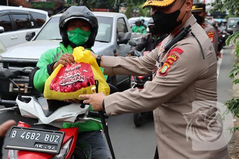 200 Paket Sembako Diberikan Polres Tangerang Selatan Pada Masyarakat