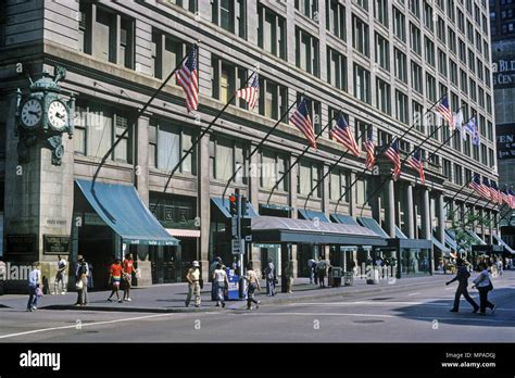 State Street Chicago Shopping Hi Res Stock Photography And Images Alamy