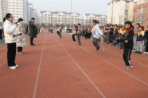 济宁市教育局 学校传真 微山县实验小学西校举行庆元旦跳绳比赛