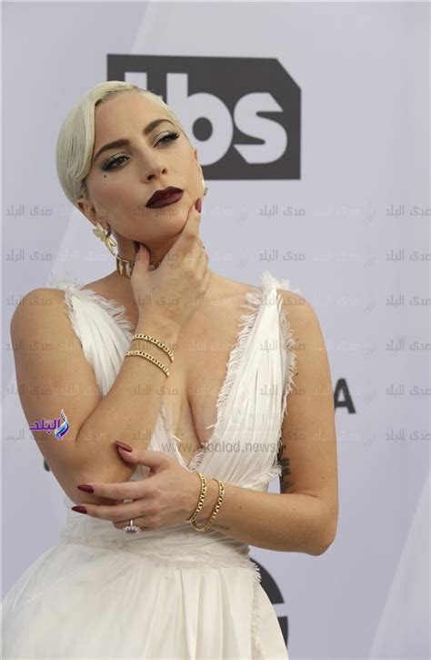 ليدي جاجا تصل الـ Sag Awards 2019 وتظهر بإطلالة ملكية صور