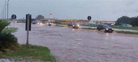 Chuva rápida alaga trecho de rodovia que corta cidade e causa