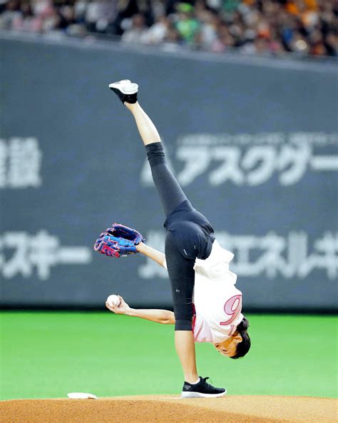 新体操元代表の畠山愛理さん、一回転投法で始球式 スポーツ報知