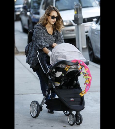 Photo Jessica Alba D Tendue En Balade Avec Ses Deux Filles Honor Et