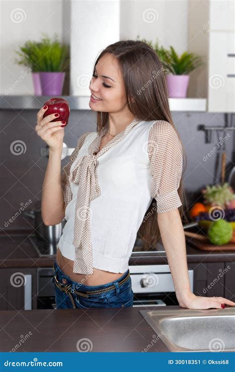 Mujer Joven Que Come Una Manzana Imagen De Archivo Imagen De Hermoso