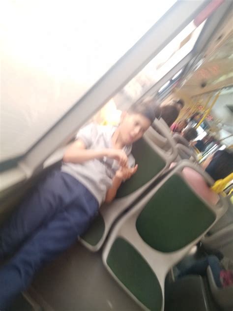 Создать мем "высокий человек в автобусе, bus, ноги на сиденье в ...