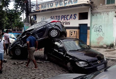 G1 Suspeito Rouba Carro Foge E Sobe Em Outro Veículo Na Baixada