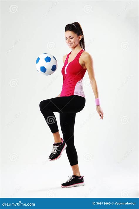 Jeune Femme De Sourire Jouant Avec Du Ballon De Football Photo Stock