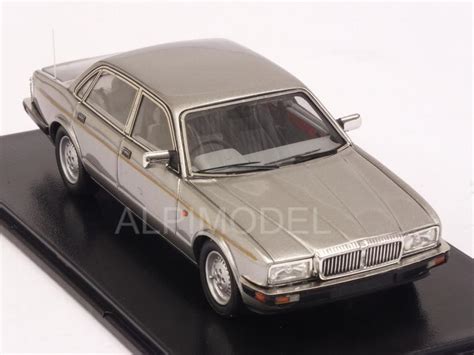 Neo Jaguar XJ40 Sovereign 1990 Silver 1 43 Scale Model