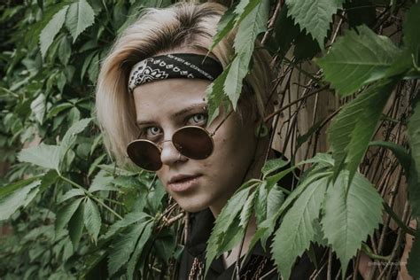 Pin by Морозилка on Ярик лосер краш | Round sunglass women, Sunglasses ...