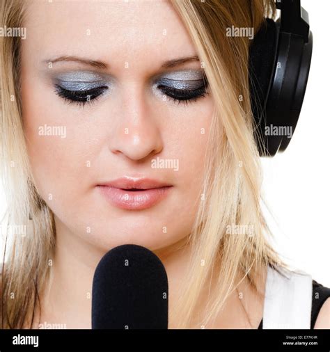 La Chanteuse Blonde Girl Motionnel Interpr Te Musicien Chantant Une Chanson Au Microphone Isol