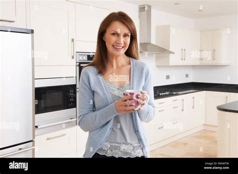 Femme Mature Debout Dans La Cuisine Banque De Photographies Et Dimages