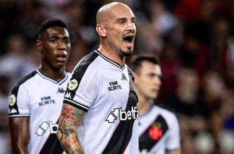 Maicon Exalta Dedica O Do Elenco Do Vasco Desistir Nunca Uma Op O