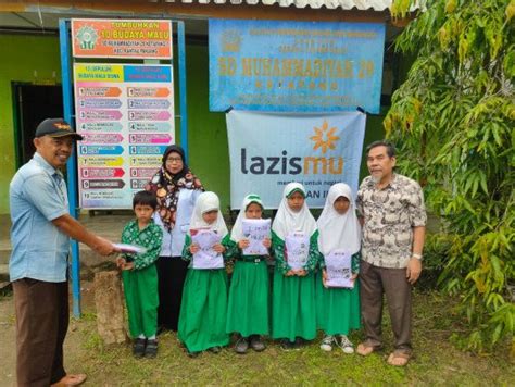 Peduli Pendidikan Siswa Kurang Mampu Dapatkan Seragam Baru Dari