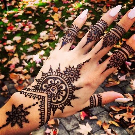 Pintura Mehndi A tatuagem de henna indiana sai da tradição e vira